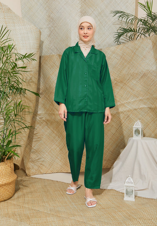 Women Dream in Silk Classic Style in Emerald