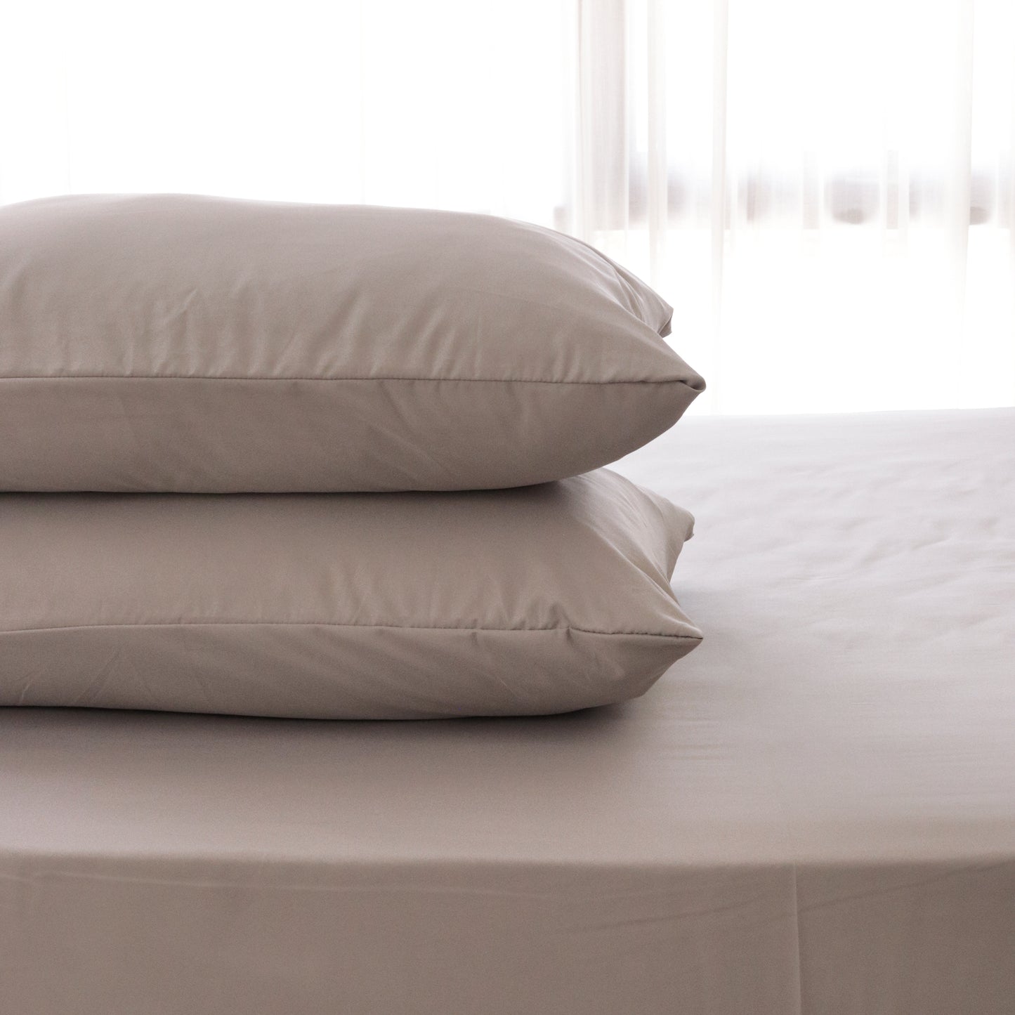 Sateen Touch Plain-dyed Fitted Sheet Set in Griss